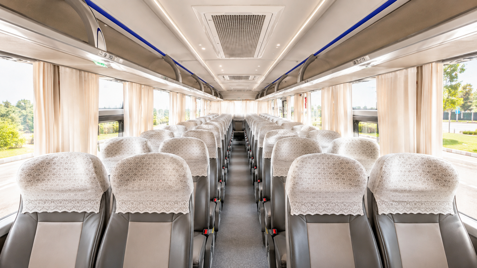 Allée et sièges grand confort à bord d’un autocar SOUALA Express