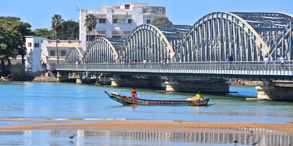 Pont Faidherbe et pirogue sur le fleuve à Saint-Louis, Sénégal